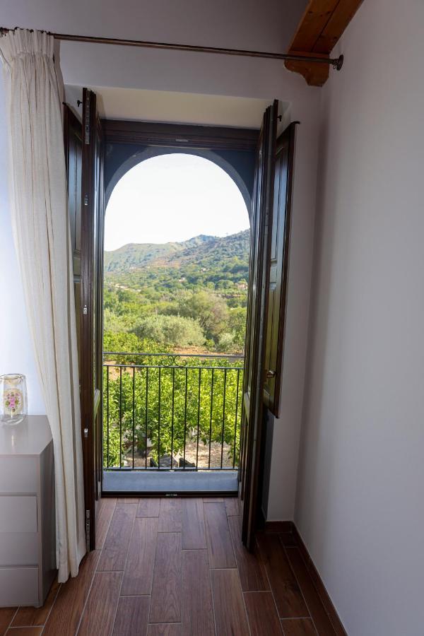 Отель La Porta Delle Gole Мотта-Камастра Экстерьер фото
