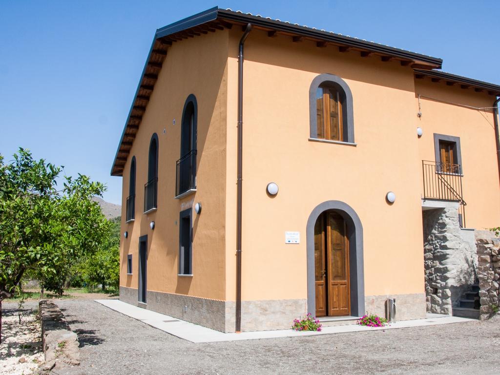 Отель La Porta Delle Gole Мотта-Камастра Экстерьер фото