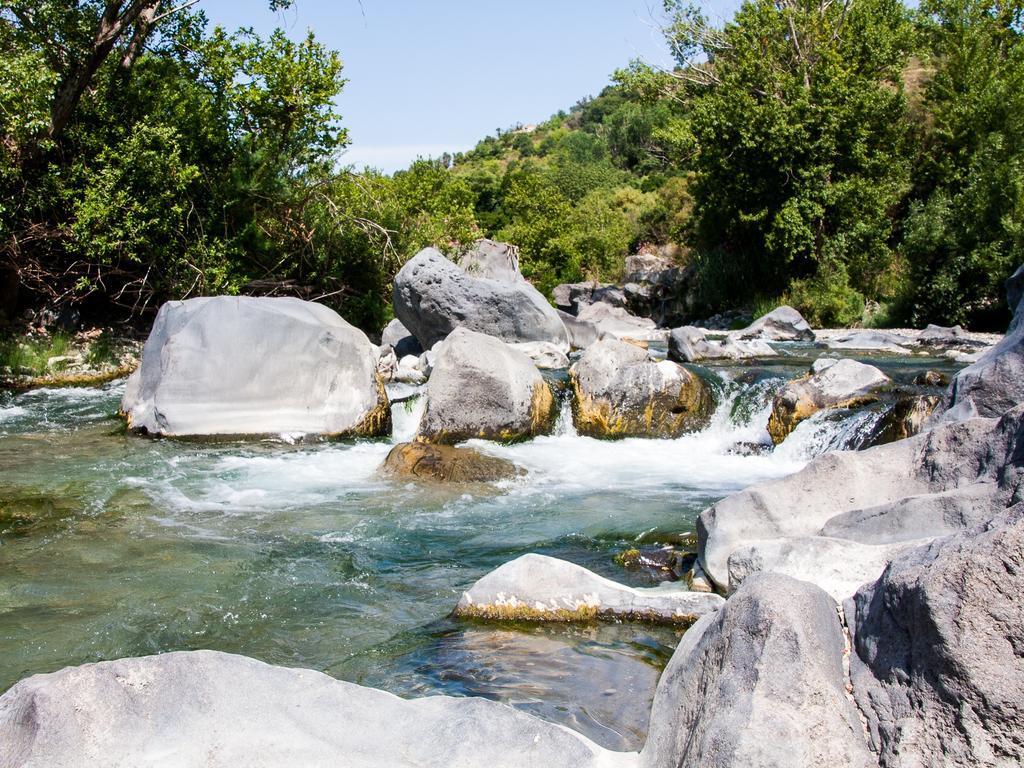 Отель La Porta Delle Gole Мотта-Камастра Экстерьер фото